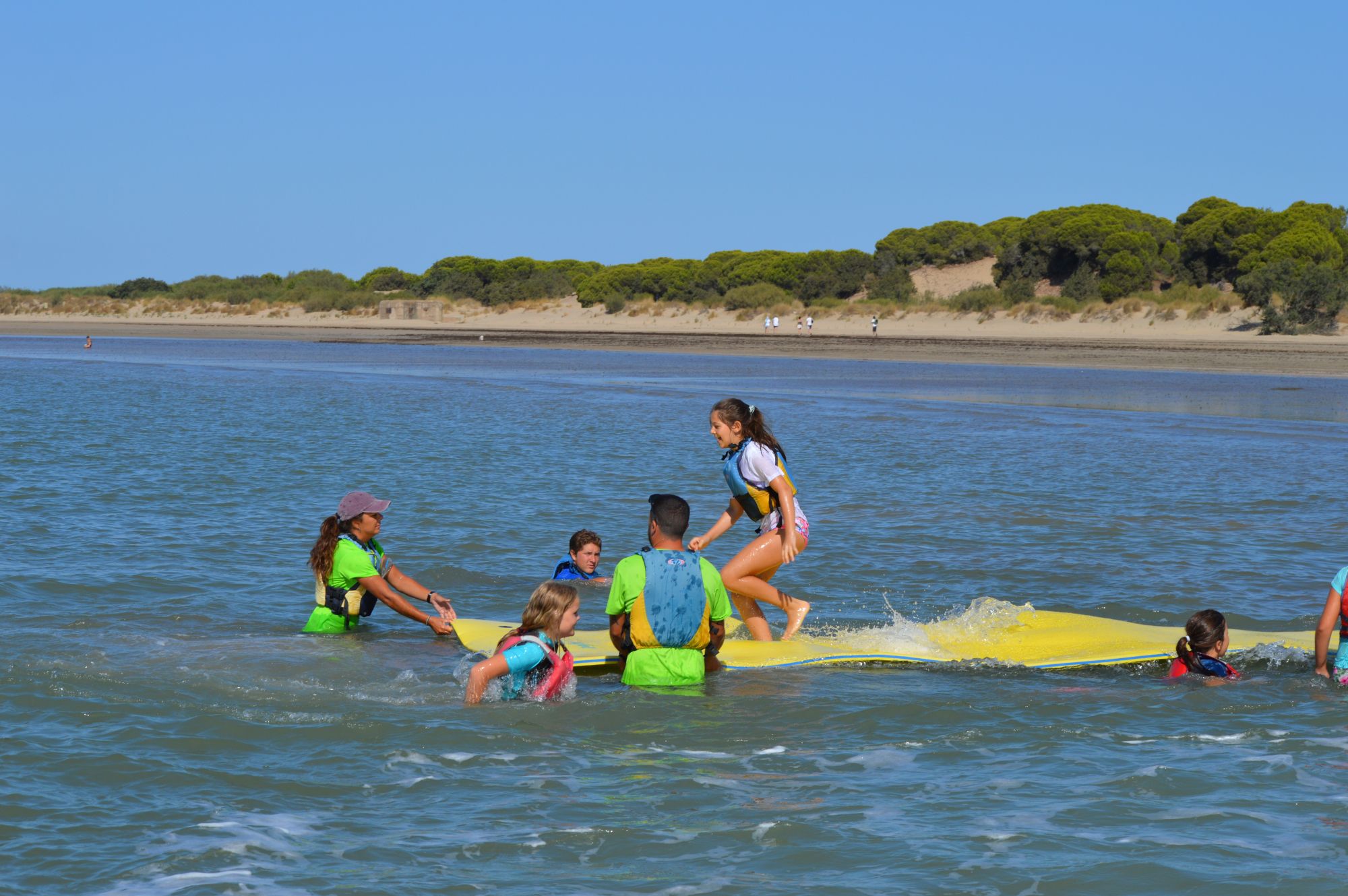Escuela de verano para niños en Sanlucar con windsurf